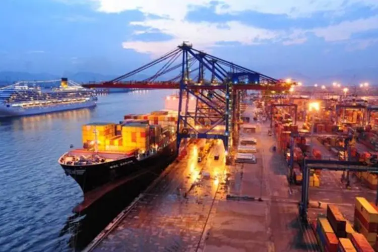 
	Navio no Porto de Santos: no ano, as exporta&ccedil;&otilde;es cresceram 1,4% sobre igual per&iacute;odo do ano passado
 (Germano Lüders/EXAME)