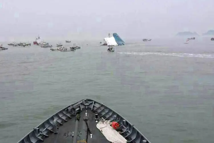 Parte do navio sul-coreano, que naufragou com mais de 400 passageiros, é visto no mar de Jindo (South Korean Navy/Yonhap/Reuters)