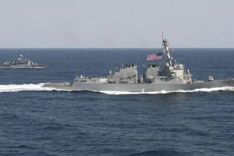 
	Navio americano: os funcion&aacute;rios, que falaram sob condi&ccedil;&atilde;o de anonimato, disseram que o barco iraniano navegou diretamente &agrave; frente do USS Firebolt
 (Reuters / Marinha dos EUA)