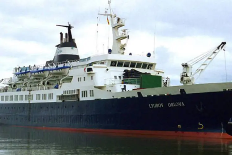 
	(Arquivo) O navio russo MV Lyubov Orlova: &nbsp;Lyubov Orlova, constru&iacute;do em 1976, partiu da ilha canadense de Newfoundland em 23 de janeiro rebocado por um rebocador
 (AFP/ Dietmar Hasenpusch)