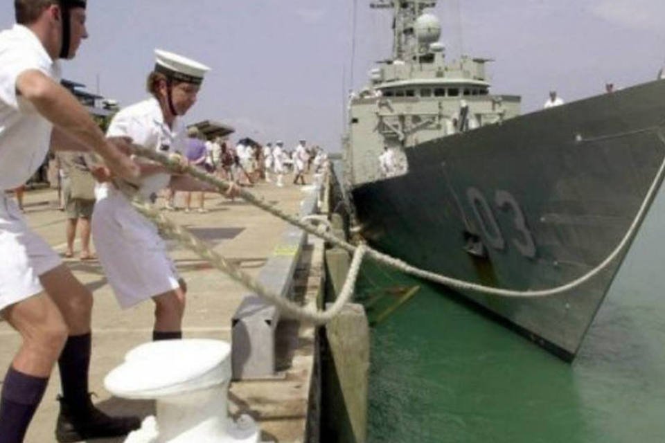 Ladrão mascarado rouba armas em navio de guerra australiano
