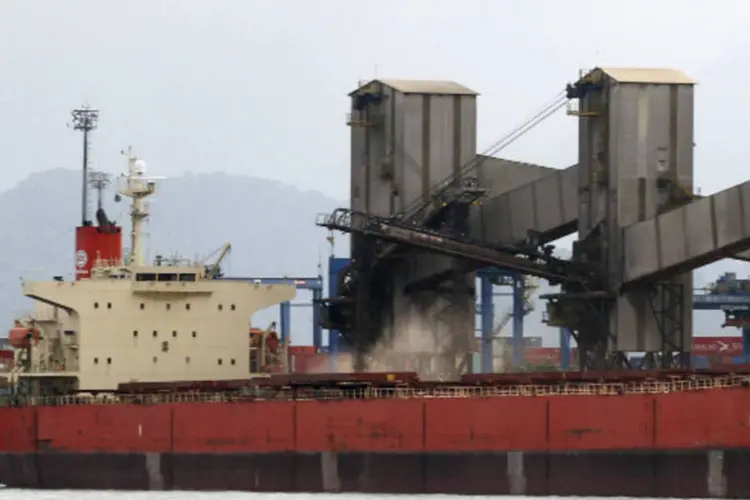 Navio é carregado com grãos de soja no porto de Guarujá, em São Paulo (REUTERS/Paulo Whitaker)