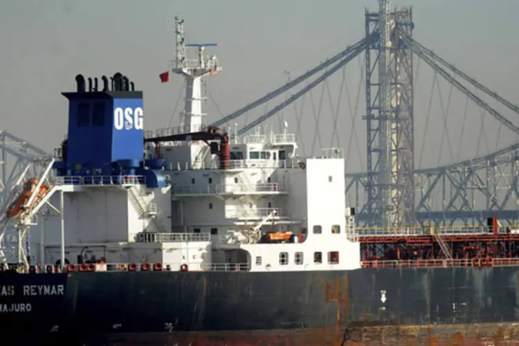 
	Navio petroleiro: A ag&ecirc;ncia mar&iacute;tima da Mal&aacute;sia disse que o navio Orkim Harmony, com 7.300 toneladas de porte, desapareceu a cerca de 30 milhas n&aacute;uticas do porto de Johor
 (Noah Berger/Reuters)