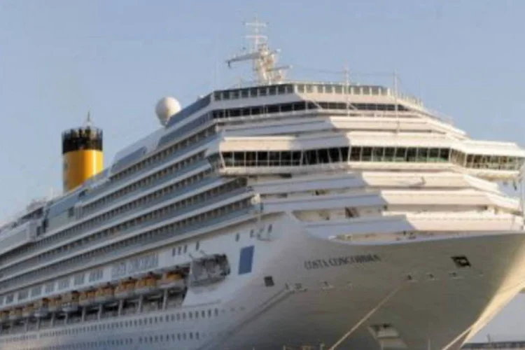 O navio cruzeiro Costa Concordia atracado no cais de Civitavecchia, porto de Roma, em março de 2009
