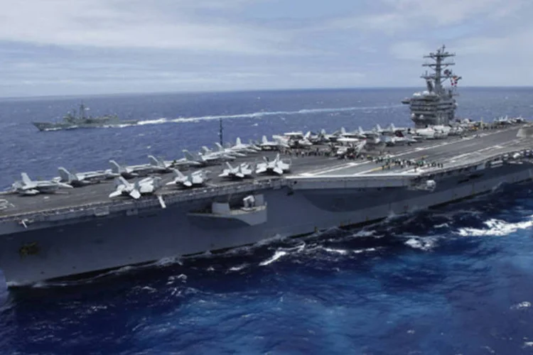 
	Navio norte-americano: negocia&ccedil;&otilde;es foram convocadas para acalmar as tens&otilde;es
 (Hugh Gentry/Reuters)
