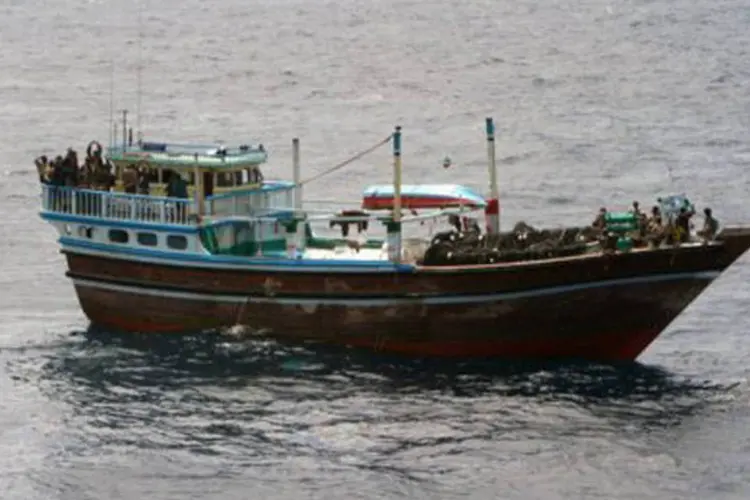Reféns e piratas em um suposto navio pirata: o navio foi sequestrado na terça-feira, no segundo incidente desse tipo ocorrido em menos de duas semanas no Golfo da Guiné (©AFP/Danish Navy/File / Jens Damhoj)