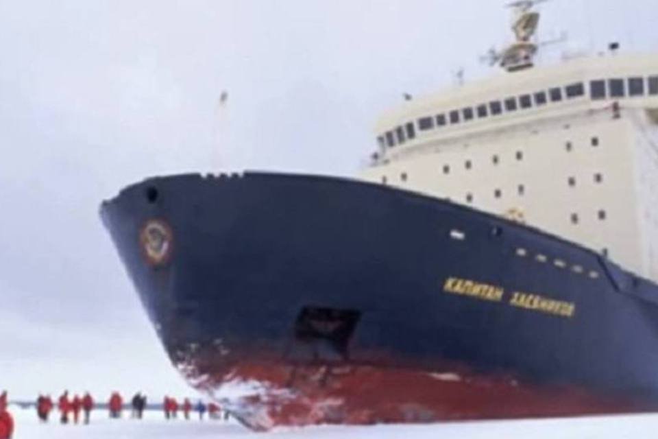 Navio quebra-gelo russo preso na Antártica começa a se mover