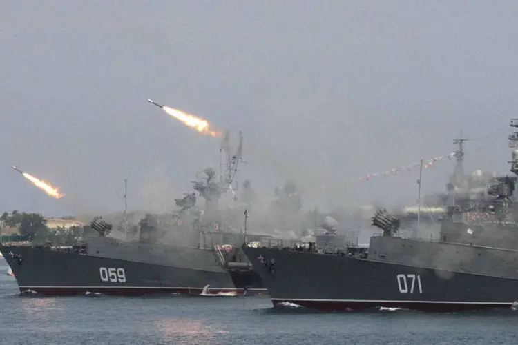 
	Navios de guerra da R&uacute;ssia na Crim&eacute;ia: Moscou j&aacute; disse diversas vezes que n&atilde;o vai devolver a regi&atilde;o para a Ucr&acirc;nia
 (Reuters)