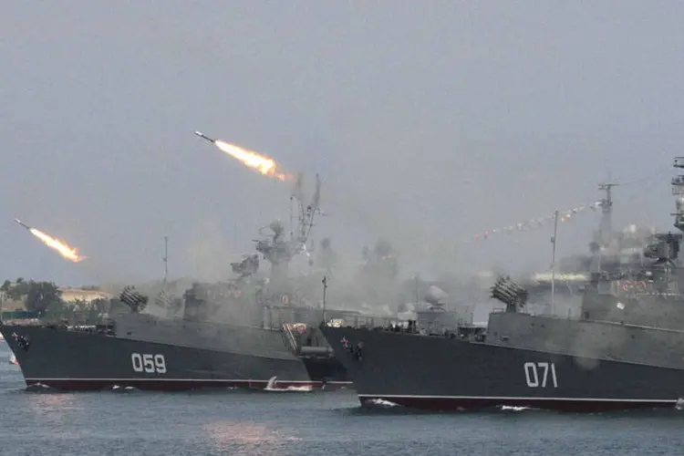 Navios de guerra da Rússia durante ensaio de um desfile naval em Sevastopol, na Criméia (Reuters)