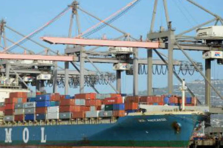Navios de carga no Porto de Los Angeles: saldo da balança foi de 42,3 bilhões de dólares em dados corrigidos de variações sazonais (Kevork Djansezian/AFP)