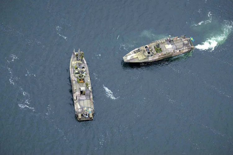 
	Navios: &ldquo;Todas as informa&ccedil;&otilde;es acerca da suposta causa do naufr&aacute;gio do pesqueiro s&atilde;o inven&ccedil;&otilde;es&rdquo;, disse o porta-voz da Marinha russa
 (Marko Savala/TT News Agency/Reuters)