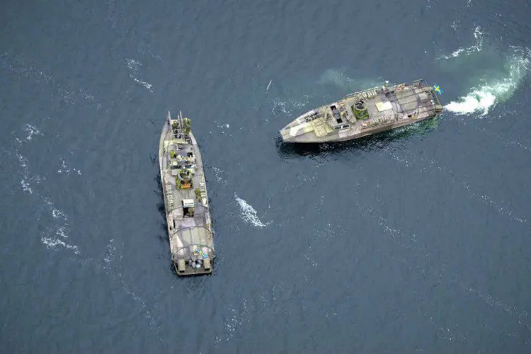 Navios suecos durante busca a submarino detectado no Mar Báltico (Marko Savala/TT News Agency/Reuters)