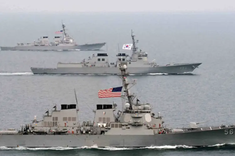 
	Navios da Cor&eacute;ia do Sul e dos Estados Unidos em um exerc&iacute;cio militar:&nbsp;exerc&iacute;cio durar&aacute; duas semanas
 (South Korean Navy/Divulgação/Reuters)