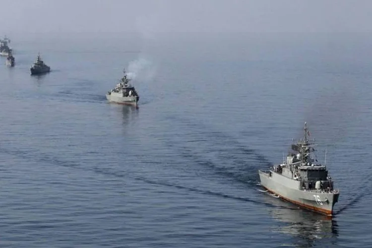 Execícios navais iranianos no estreito de Ormuz, em 3 de janeiro de 2012 (Ebrahim Noroozi/AFP)