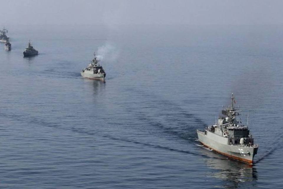 Irã executa exercício de guerra virtual em manobras navais