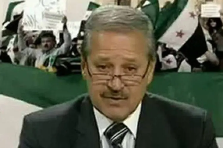 O embaixador da Síria no Iraque, Nawaf Fares, lê comunicado anunciando sua deserção à oposição síria, em vídeo divulgado pela Al-Jazeera (Al-Jazeera/Divulgação)