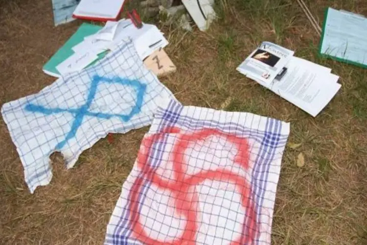 Objetos encontrados pela polícia em um acampamento neonazista em 2008 (Getty Images)