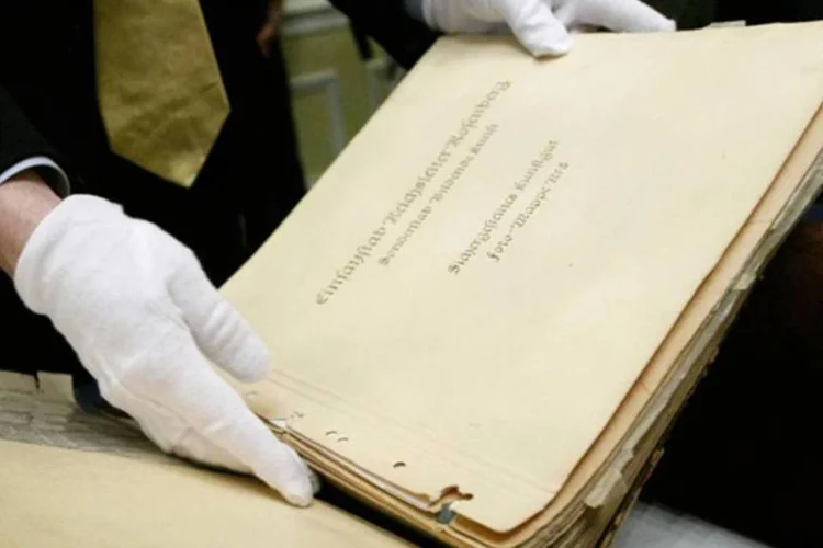 
	Documentos nazistas da Segunda Guerra: apesar do receio de alguns funcion&aacute;rios do governo brit&acirc;nico, Londres terminou aceitando a realiza&ccedil;&atilde;o dos julgamentos de Nuremberg
 (Getty Images)