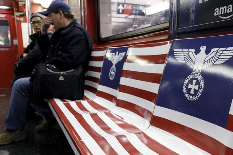 
	An&uacute;ncio do Amazon: os an&uacute;ncios incluem uma vers&atilde;o da bandeira norte-americana com uma cruz de ferro e a &aacute;guia alem&atilde;
 (Brendan McDermid/REUTERS)