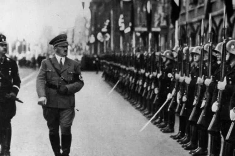 
	Foto de 1938 mostra Adolf Hitler e Heinrich HImmler: ap&oacute;s descoberta de um trem, observou-se crescente atividade de ca&ccedil;adores de tesouro na Pol&ocirc;nia
 (Hulton Archive/Getty Images)