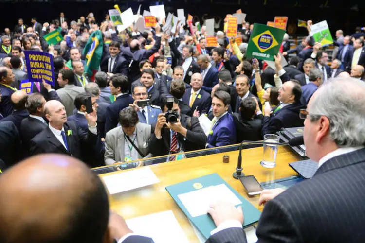 
	Sess&atilde;o de vota&ccedil;&atilde;o do impeachment: senadores de situa&ccedil;&atilde;o e oposi&ccedil;&atilde;o acompanham processo na C&acirc;mara.
 (Nilson Bastian/ Câmara dos Deputados)