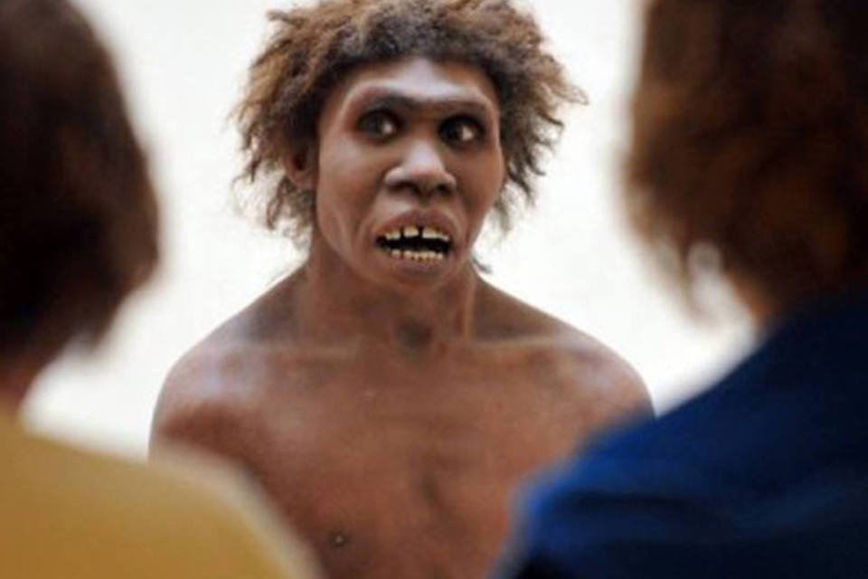 Visitantes observam estátua de um homem de Neandertal no Museu Nacional da Pré-História (Pierre Andrieu/AFP)