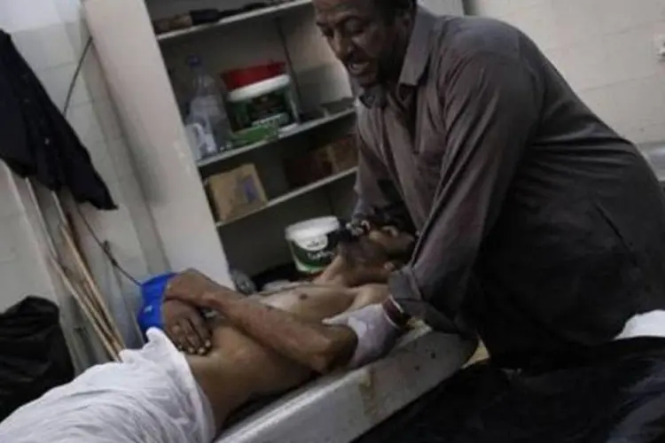 Rebelde morto em batalha contra os partidários de Kadafi em Benghazi, na Líbia (Gianluigi Guercia/AFP)