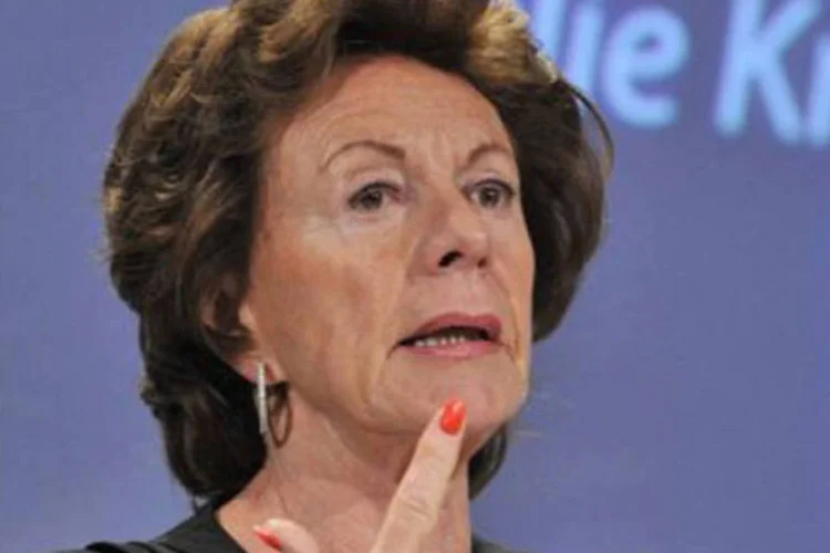 
	Neelie Kroes, vice-presidente da Comiss&atilde;o: &quot;quero que a Europa seja a pioneira na tecnologia 5G, com base em pesquisas feitas no continente e que, al&eacute;m disso, seja geradora de empregos&quot;
 ( Georges Gobet/AFP)