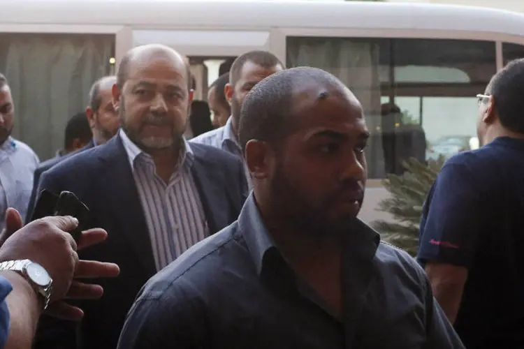 
	Oficiais do Hamas, o l&iacute;der da delega&ccedil;&atilde;o, Abu Marzouk, e outros negociadores palestinos chegam em hotel ap&oacute;s negocia&ccedil;&otilde;es no Cairo
 (Asmaa Waguih/Reuters)