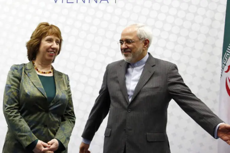 Catherine Ashton, chefe de política externa da União Européia, e o ministro de Relações Exteriores do Irã, Mohammad Javad Zarif, posam para foto antes de conferência em Viena (Dragan Tatic/Austrian Foreign Ministry/Divulgação)