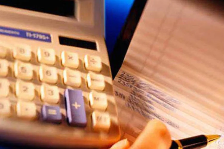 Caneta e calculadora (Divulgação/Imovelweb)
