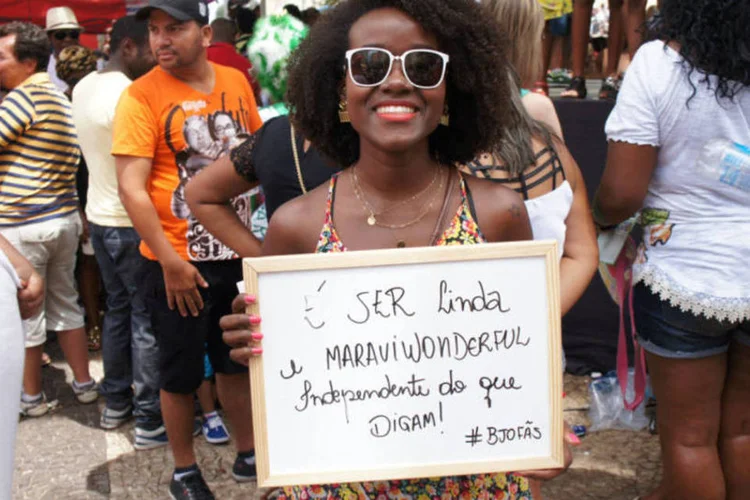 Mulher negra mostra mensagem em campanha fotográfica (Reprodução/Tumblr)