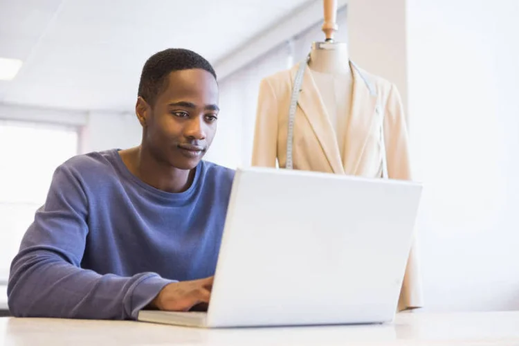 
	Empreendedor negro: 50% dos donos de neg&oacute;cio s&atilde;o afrodescendentes, 49% s&atilde;o brancos e 1% pertencem a outros grupos populacionais
 (thinkstock)