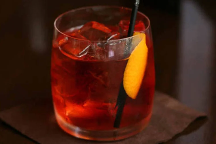 No mundo da bebida, a moda retrô veio com o coquetel Negroni, um drinque dos anos 1920 (Creative Commons/Reprodução)
