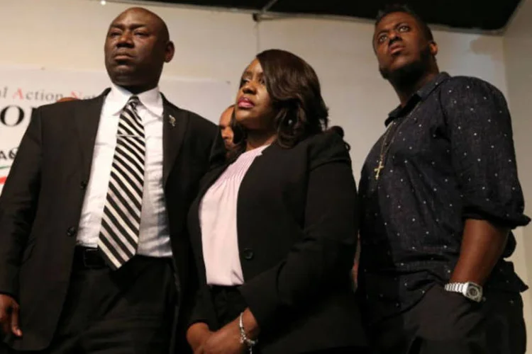 
	Fam&iacute;lia e advogado de Terence Crutcher: a morte de Crutcher se soma aos in&uacute;meros casos de brutalidade policial contra negros desarmados
 (Shannon Stapleton / Reuters)