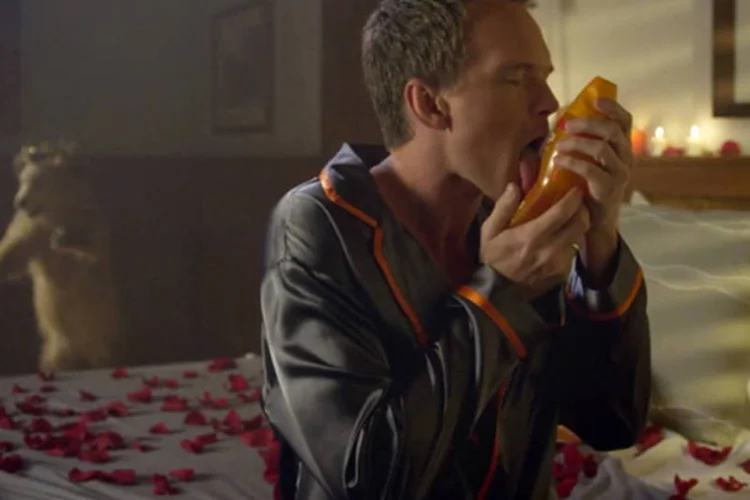 Neil Patrick Harris em comercial: vídeo mostra o ator exalando sensualidade em um quarto aparentemente preparado para uma noite romântica (Reprodução/YouTube)