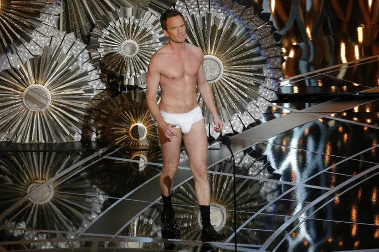 Neil Patrick Harris na cerimônia do Oscar: Harris parodiou uma cena de Birdman (Mike Blake/Reuters)