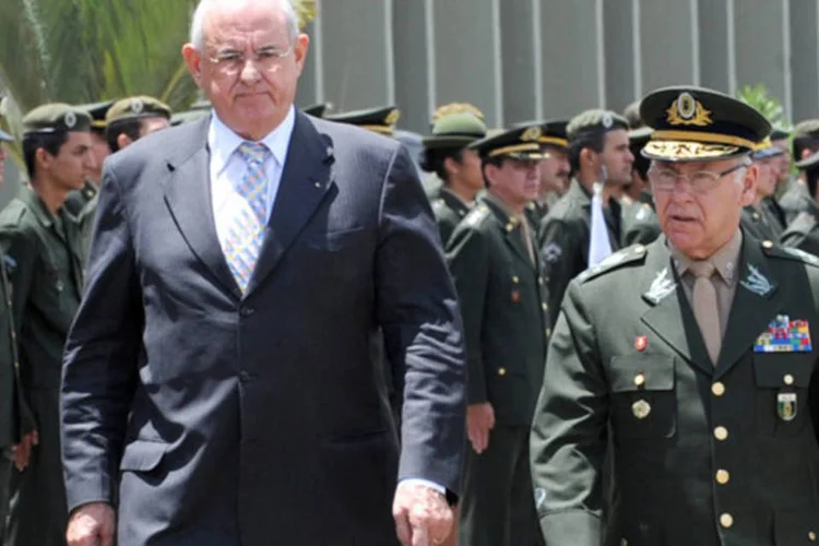 Nelson Jobim, ministro da Defesa (à esquerda): governo vai definir regras que evitem os abusos cometidos hoje (Agência Brasil)