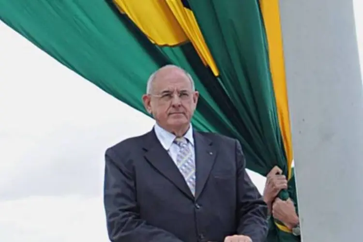 Nelson Jobim, ministro da Defesa: orçamento da pasta caiu para  R$ 11,7 bilhões (Wilson Dias/Agência Brasil)