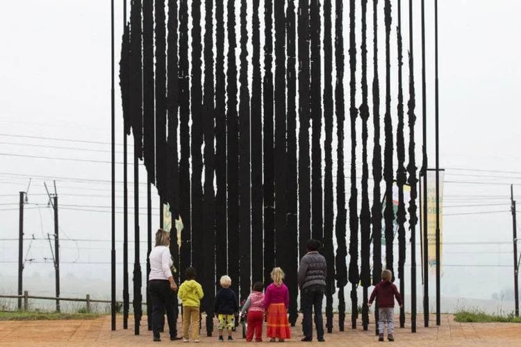 Pessoas visitam memorial no aniversário da morte do ex-presidente sul-africano Nelson Mandela (Rogan Ward/Reuters)