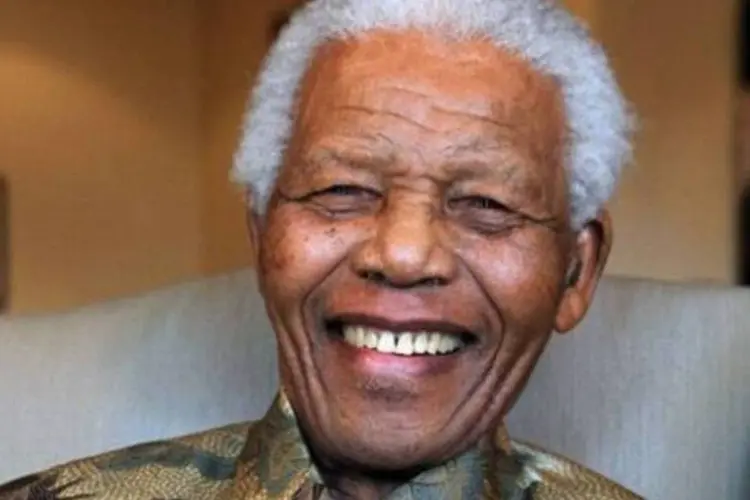 Imagem fornecida pela Fundação Nelson Mandela mostra o ex-presidente em foto de agosto de 2010 (MANDELA FOUNDATION/Arquivo / Debbie Yazbek/AFP)