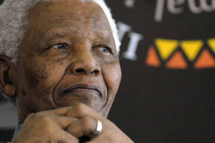 
	Mandela: em uma entrevista exibida nesta ter&ccedil;a-feira, a esposa de Mandela, Gra&ccedil;a Machel, afirmou que o ex-presidente perde aos poucos o brilho (Rodger Bosch/AFP)