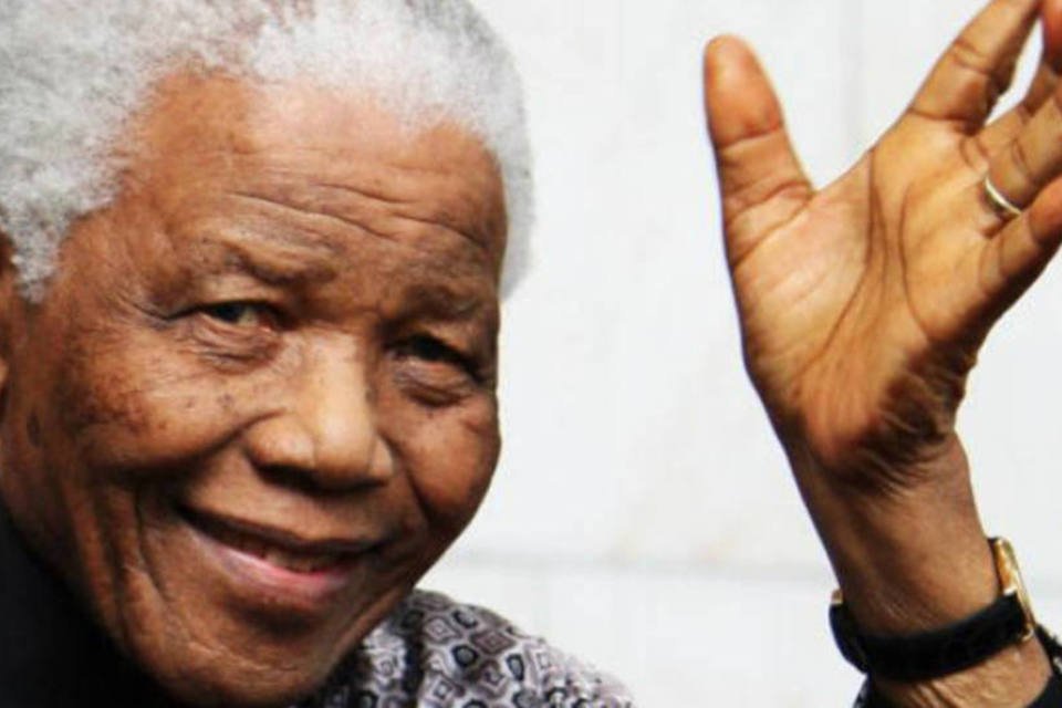 Enclave africâner branco presta respeito relutante a Mandela