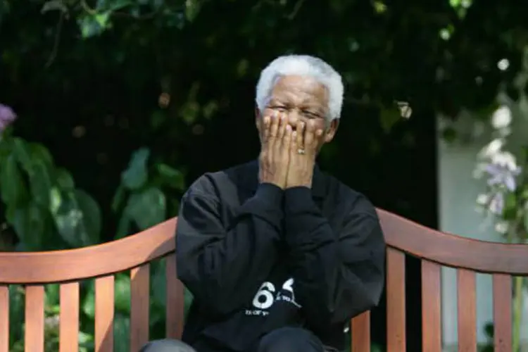 Aos 94 anos, o ex-presidente sul-africano apresenta boa saúde e está animado, disse o Congresso Nacional Africano (CNA), partido governante da África do Sul (Mandela aparece sorrindo em foto de 2005)