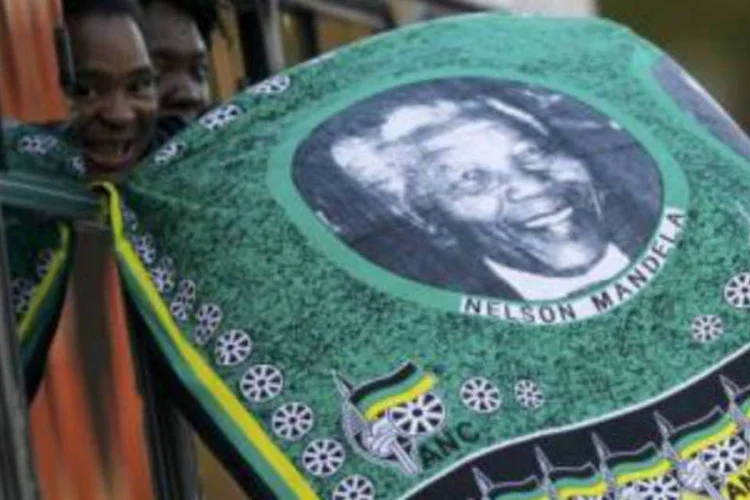 "Ele está bem melhor hoje do que quando o vi na noite passada. A equipe médica continua fazendo um bom trabalho", disse o presidente sul-africano Jacob Zuma (REUTERS/Siphiwe Sibeko)