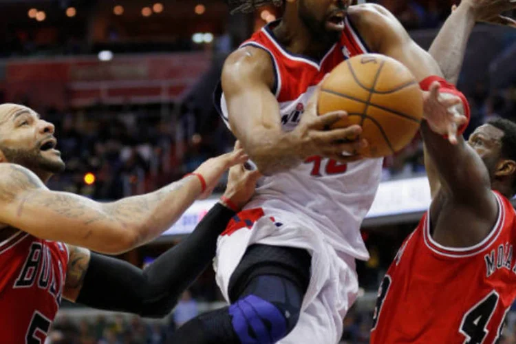 
	O jogador brasileiro Nen&ecirc; (C), do Washington Wizards, em partida da NBA contra o Chicago Bulls, em abril de 2013
 ( Rob Carr/Getty Images)