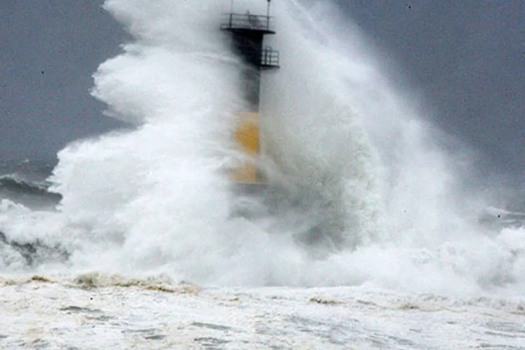 Ondas trazidas pelo Tufão Neoguri batem num farol da Ilha Jeju  (REUTERS/Ko Sung-sik/Yonhap)