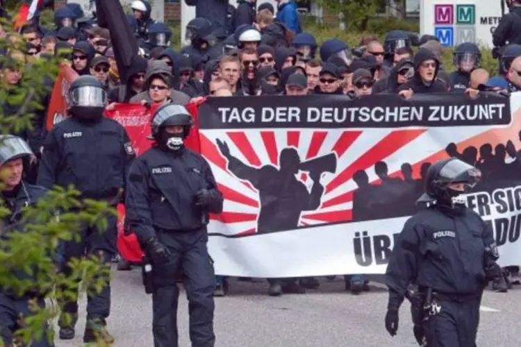 Neonazistas foram cercados por uma barreira anti-motim organizada pela polícia alemã (Thomas Starke/Getty Images)