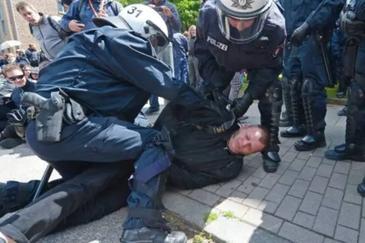 Prisões foram realizadas em manifestação envolvendo neonazistas e grupos contrários (Thomas Starke/Getty Images)