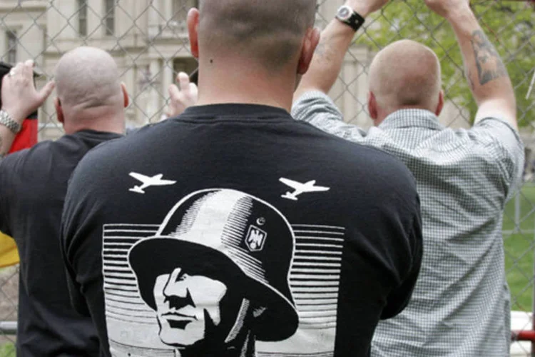 Neonazistas pretendiam desenhar suásticas sobre o corpo do jovem (Bill Pugliano/Getty Images)